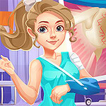 붕대를 감고 팔걸이를 한 소녀가 엑스레이 이미지 앞에 서 있는 모습