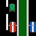 도로 위 빨간색, 파란색, 초록색 차량들이 일정한 간격을 두고 주행하고 있습니다