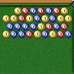 초록색 당구대 위에 숫자가 적힌 다양한 색깔의 공들이 배열되어 있다