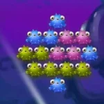 파란색, 분홍색, 녹색의 귀여운 몬스터들이 삼각형 형태로 배열되어 있는 장면