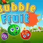 다양한 색상의 웃는 과일 캐릭터들이 풀밭과 울타리 배경에 있는 이미지