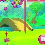 작은 조랑말이 화살표로 향하는 방향으로 공을 쏘아 무지개 색 공을 맞추는 장면과 배경에 다리와 강이 있는 풍경