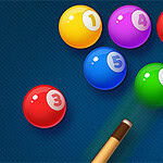 알록달록 번호가 적힌 공들과 당구 큐대가 파란 배경 위에 놓인 이미지