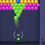 다양한 색상의 구슬이 위쪽에 배열되어 있고, 아래에서 초록색 구슬이 발사되는 장면