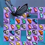 다양한 색상의 나비 날개와 해골 모양이 타일 위에 배열된 퍼즐 형태