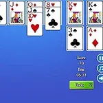 파란색 배경 위에 카드가 배열된 화면으로, 왼쪽에는 뒤집힌 카드 더미가 있고, 오른쪽에는 다양한 숫자와 무늬의 카드가 펼쳐져 있다