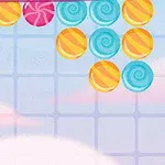 하늘색 격자무늬 배경에 파란색과 주황색 소용돌이 사탕들이 매달려 있는 모습