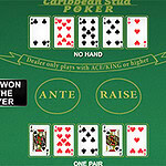 녹색 테이블 위에 카드를 펼쳐 놓은 포커 게임 장면