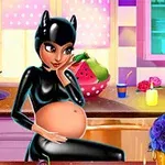 검은색 고양이 의상을 입고 임신한 여성이 부엌에 앉아 있는 모습