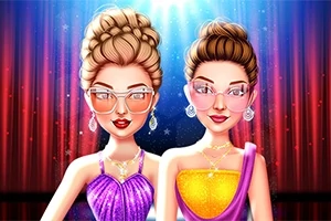 두 명의 여성이 화려한 드레스와 선글라스를 착용하고 조명 아래 서 있는 모습