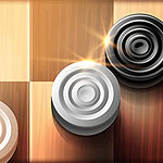 밝은 나무색과 어두운 나무색 격자무늬 판 위에 빛나는 흰색과 검은색 말이 놓여 있다