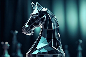 투명하고 반짝이는 유리 조각 형태의 말 머리 조각상이 흐릿한 체스말 배경 앞에 있다