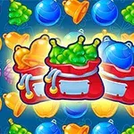다양한 과일과 종 모양 아이콘이 배경에 있고, 중앙에는 세 개의 빨간색 주머니에 황금, 녹색, 파란색 물체가 담겨 있는 이미지