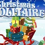 눈 내리는 겨울 풍경 속 썰매 위에 쌓인 여러 개의 선물 상자들