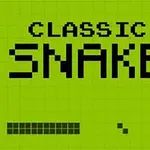 녹색 배경에 CLASSIC SNAKE라는 글자와 픽셀 그래픽의 뱀이 나타나 있습니다