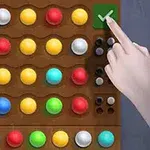 나무 보드 위에 다양한 색상의 구슬이 놓여 있고, 손가락이 체크 표시 버튼을 누르고 있는 모습