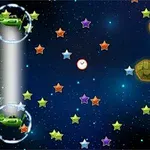 우주를 배경으로 다채로운 별들과 원형 물체들이 떠 있고 녹색 비행체가 두 개 배치된 이미지