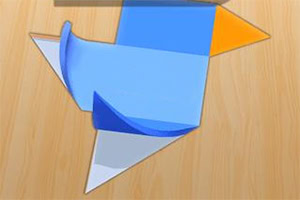 나무 바탕 위에 파란색과 주황색 종이가 구부러져 있는 모습