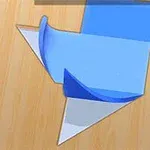 나무 바탕 위에 파란색과 주황색 종이가 구부러져 있는 모습