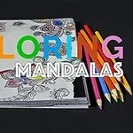 색연필과 색칠된 만다라 패턴이 있는 스케치북