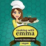 요리사 모자를 쓴 여성이 접시에 나비 모양 초콜릿 케이크를 들고 있는 모습