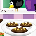 주방에서 접시에 초콜릿 쿠키와 까마귀가 있는 모습