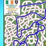 복잡한 미로 길을 배경으로 아일랜드 국기가 포함된 지도