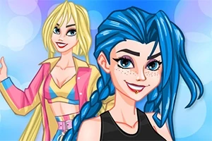 밝은 색상의 배경 앞에 금발 머리의 인물과 파란 머리의 인물이 서 있는 모습