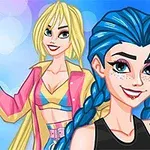 밝은 색상의 배경 앞에 금발 머리의 인물과 파란 머리의 인물이 서 있는 모습