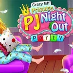 두 소녀가 잠옷을 입고 소파에 앉아 베개 싸움을 하는 장면