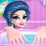 파란 머리를 가진 여성이 실내에서 손을 물에 담그고 있다