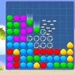 알록달록한 보석 모양의 블록들이 바다와 야자수 배경 앞에서 쌓여 있는 퍼즐 보드