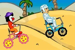 두 캐릭터가 사막 배경 속에서 자전거를 타고 있는 모습