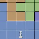 색색의 사각형 블록들로 나뉜 격자 무늬 위에 하얀 체스 킹 말이 놓여 있다