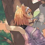 주황색 머리카락을 가진 애니메이션 소녀가 고양이와 함께 나무를 껴안고 있으며, 여러 마리의 고양이들이 주변에 있는 장면