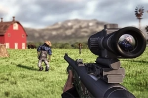 초원에서 저격총 조준경을 통해 허수아비를 겨냥하는 장면