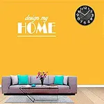 노란 벽 앞에 회색 소파와 식물, 그리고 시계가 놓여 있으며, 한쪽에 캐릭터가 서 있다