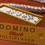 나무 상자에 담긴 도미노 조각들과 DOMINO Block MULTIPLAYER라고 쓰인 간판이 있는 장면