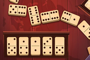 나무 테이블 위에 도미노 조각들이 놓여 있는 모습