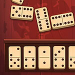 나무 테이블 위에 도미노 조각들이 놓여 있는 모습