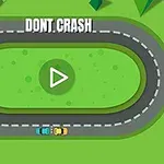 초록색 배경 위에 타원형 트랙과 도로, 두 대의 자동차가 있는 이미지