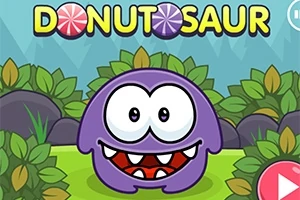 보라색 귀여운 캐릭터가 숲의 배경 앞에 서 있는 모습