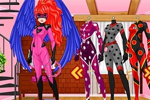 강렬한 빨간 머리와 파란 날개를 가진 여성이 핑크색 슈트를 입고 서 있으며, 주변에는 다양한 디자인의 슈트가 마네킹에 전시되어 있다