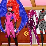 강렬한 빨간 머리와 파란 날개를 가진 여성이 핑크색 슈트를 입고 서 있으며, 주변에는 다양한 디자인의 슈트가 마네킹에 전시되어 있다