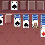 카드가 정렬되어 있는 퍼즐 게임의 화면으로 빨간색과 검정색 카드가 배열되어 있다