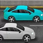 도로 위에 파란색 및 회색 자동차 두 대가 나란히 주행하고 있다