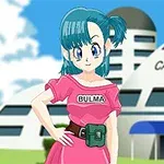 파란 머리의 캐릭터가 핑크색 옷을 입고 캡슐 코퍼레이션 건물 앞에 서 있다