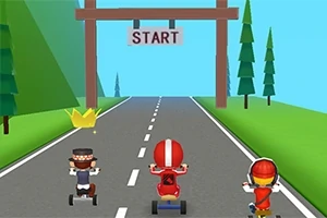 세 명의 캐릭터가 삼륜차를 타고 도로 위에서 출발선에 서 있는 모습