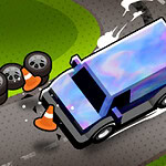 파란 색의 트럭이 도로를 드리프트하며 주행하고 있고, 주변에는 주황색 원뿔과 타이어가 흩어져 있습니다