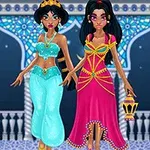 두 명의 여성이 전통적인 궁전 배경 앞에서 화려한 옷을 입고 서 있는 모습